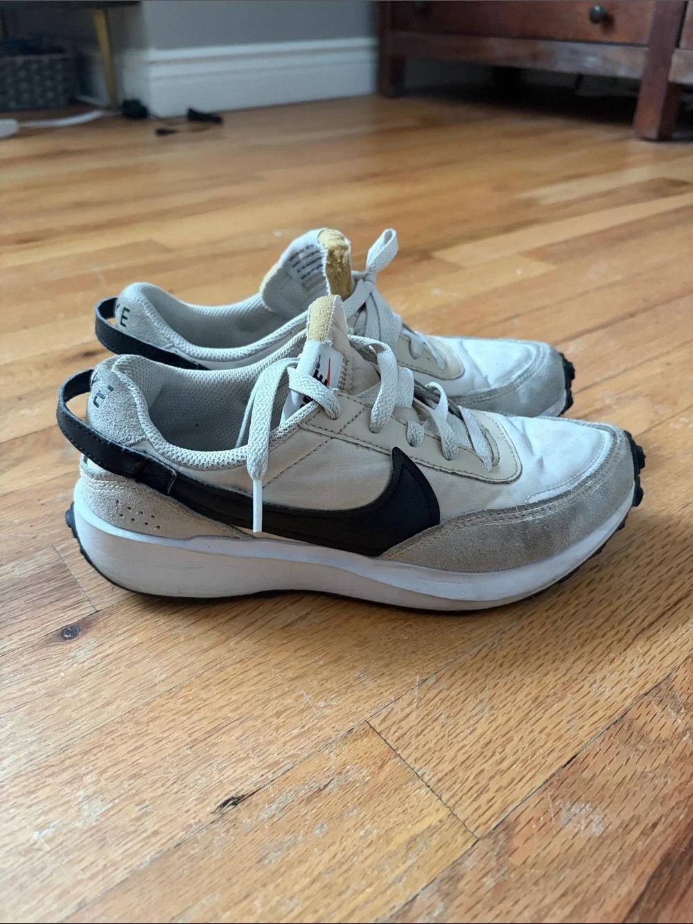 nike womens waffle debut sz 7 beige black white